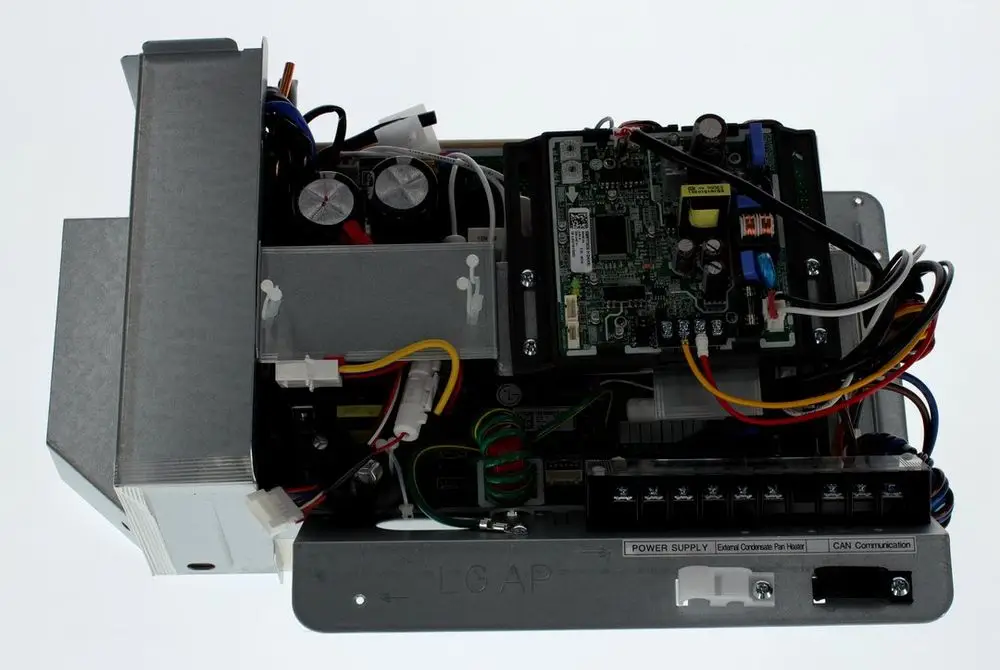 Steuergerät mit mehreren Kabelanschlüssen, Stromversorgung und Platine. Zu sehen sind Bosch-Komponenten sowie elektrotechnische Teile in standardisiertem Gehäuse.